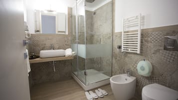 Bidet, towels