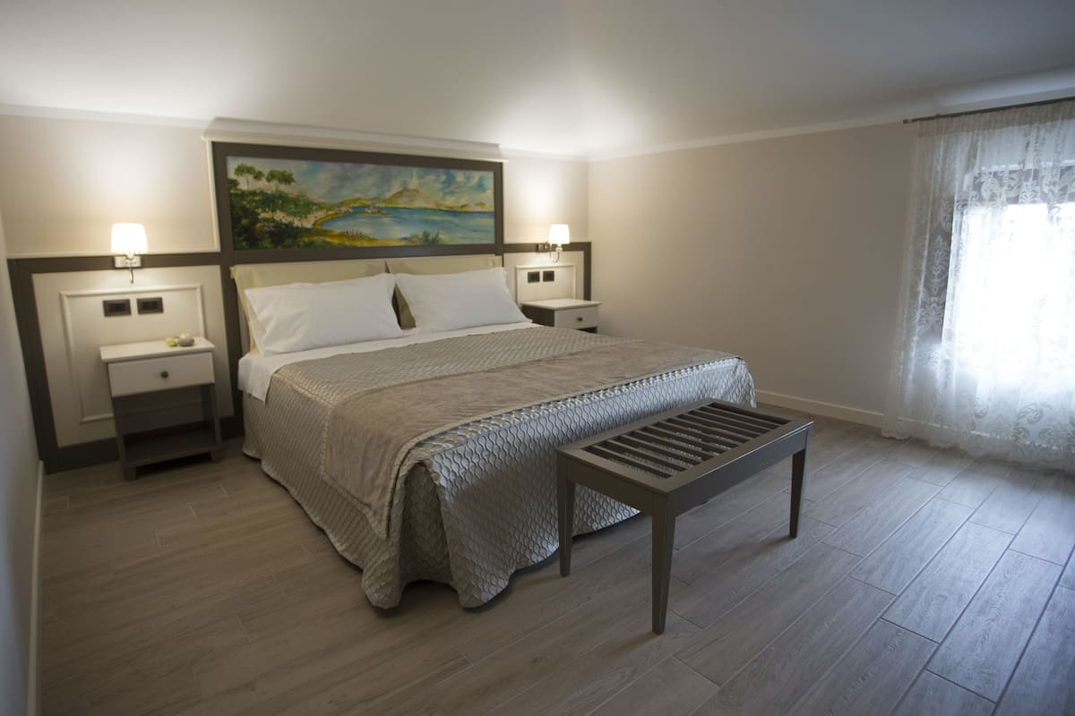 Minibar, in-room safe, soundproofing, free WiFi
