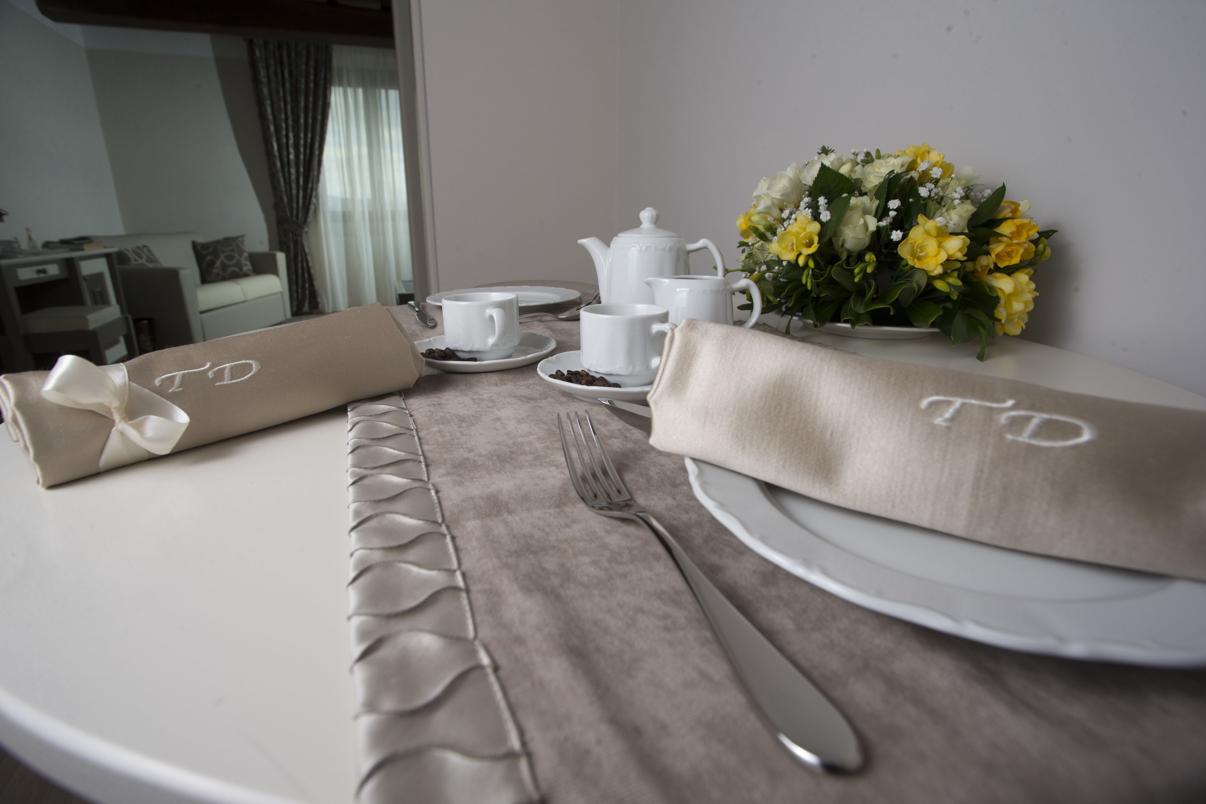 junior room, 1 queen bed, hot tub | bathroom amenities | bidet, towels