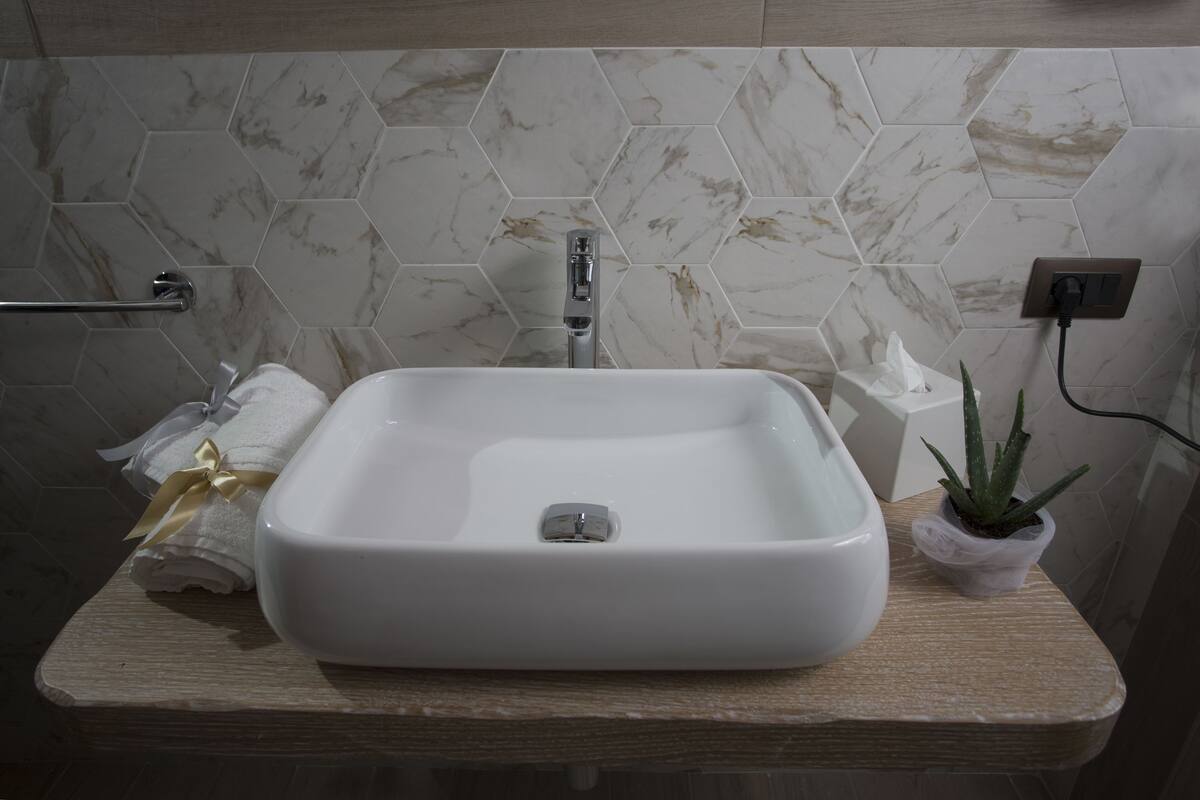 classic double room | bathroom sink