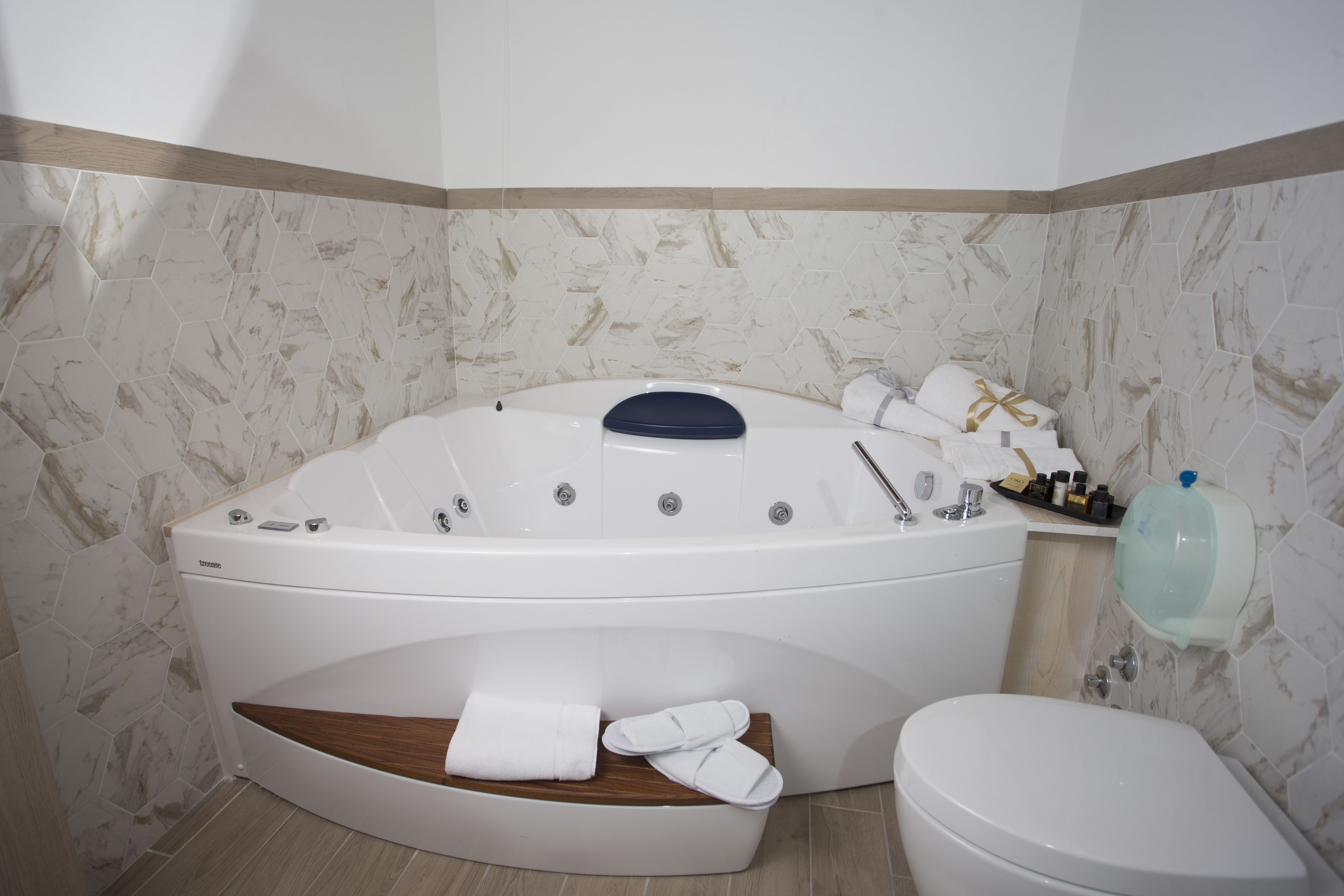 junior room, 1 queen bed, hot tub | bathroom amenities | bidet, towels