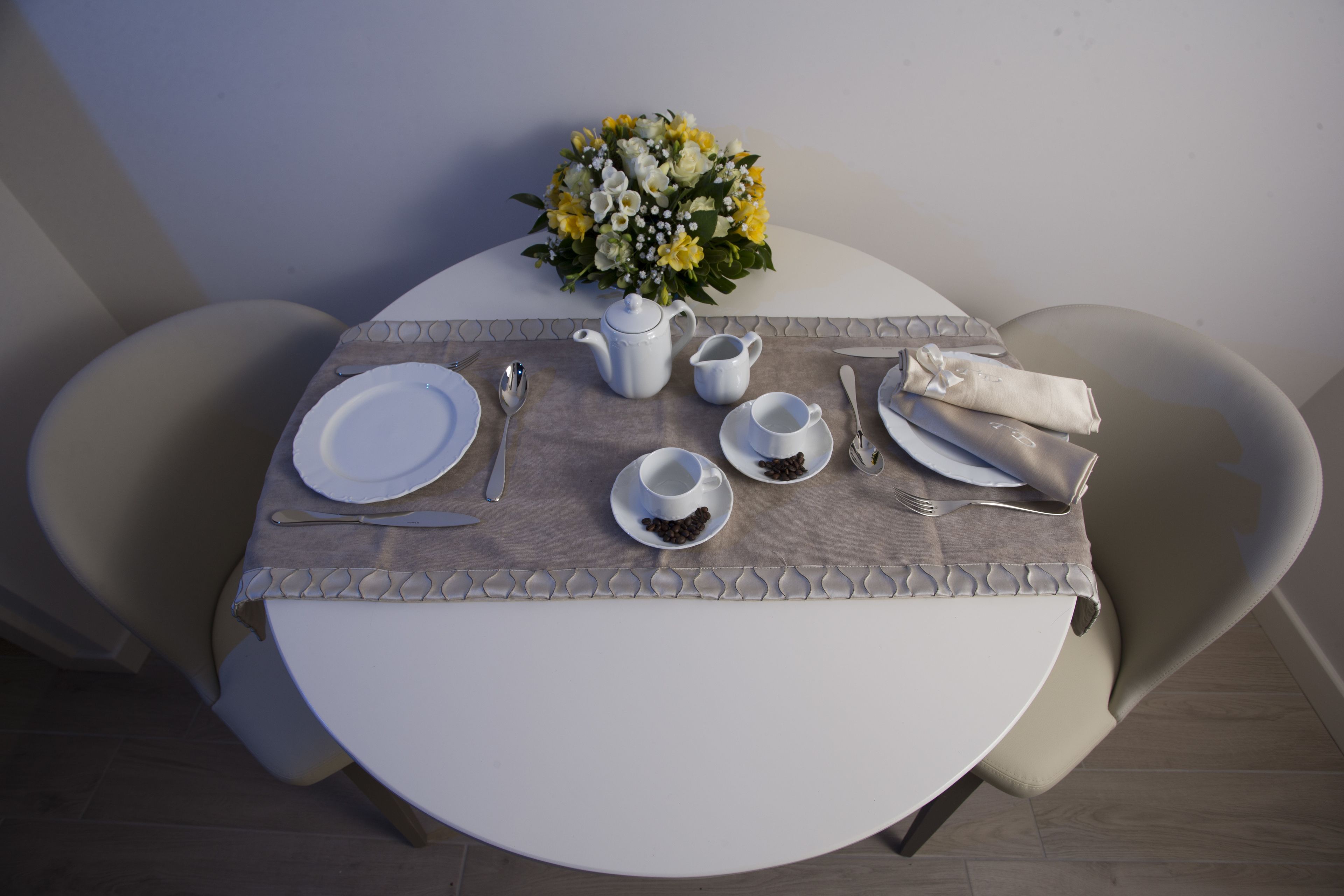 junior room, 1 queen bed, hot tub | bathroom amenities | bidet, towels