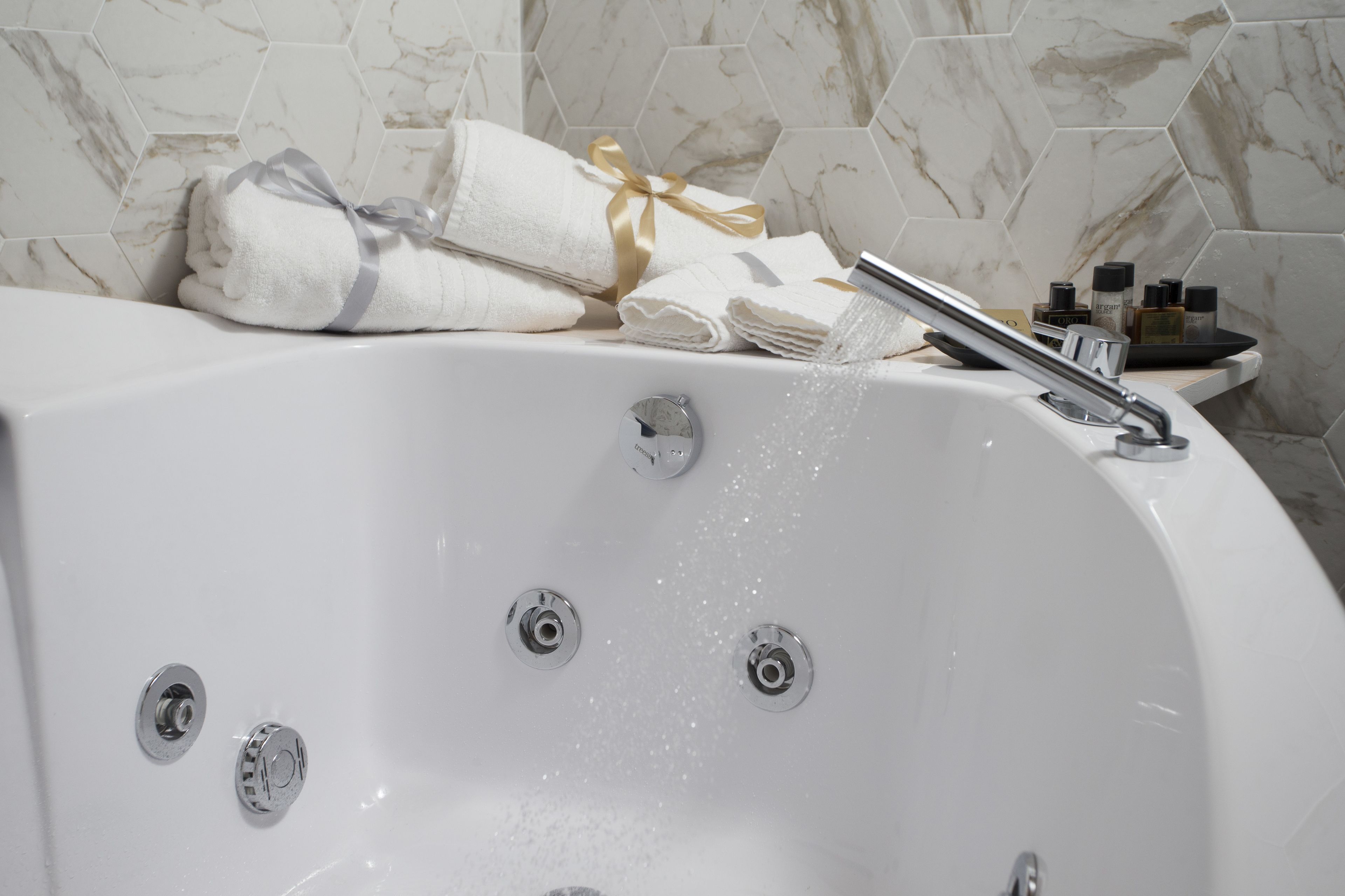 superior room, 1 queen bed with sofa bed, bathtub | bathroom amenities | bidet, towels