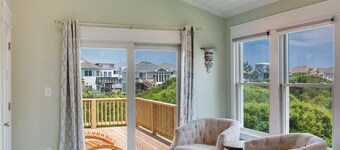 The Salty Unicorn: Comfy, Oceanside 3-bedroom home, only 500 feet from the beach