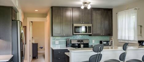 Réfrigérateur, micro-ondes, four, plaque de cuisson