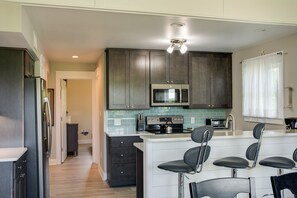 Refrigerador, microondas, horno y parrilla de estufa 