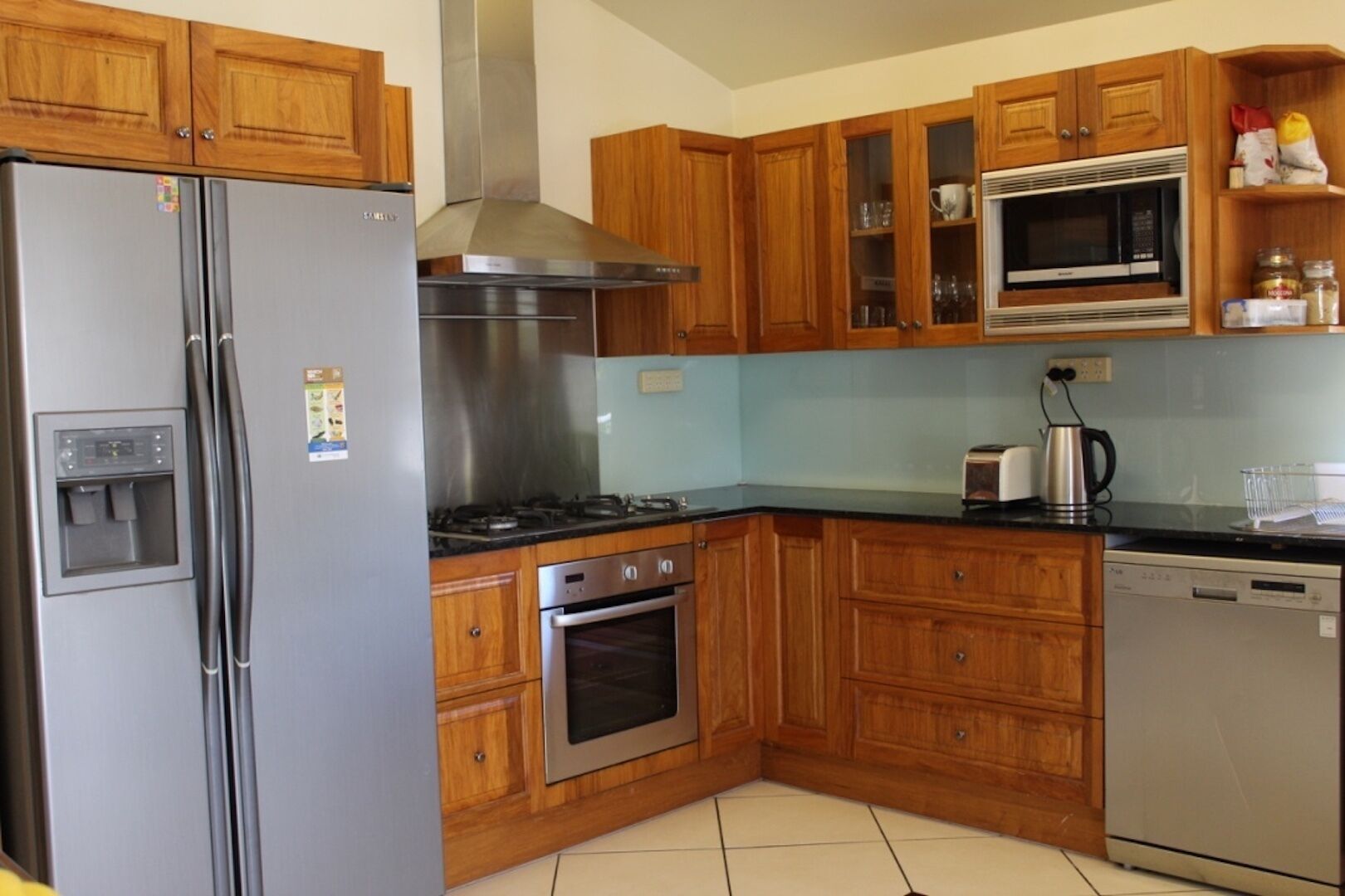 Cairns Central Walking Distance Upstairs — image 9