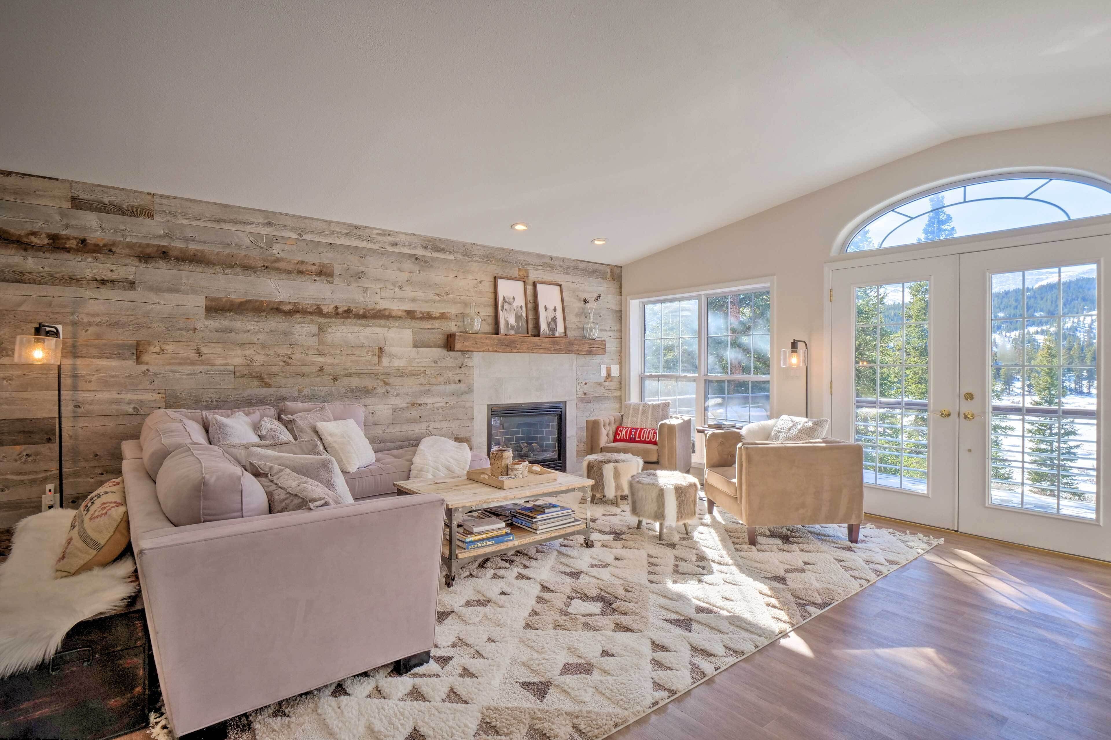 ‘Nomad Haus’ w/ Mtn Views & Deck - 25 Mi to Breck!