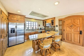 Kühlschrank, Mikrowelle, Herdplatte, Geschirrspüler