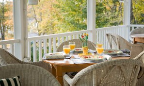 Free daily full breakfast - The Harbour Cottage Inn (Southwest Harbor)