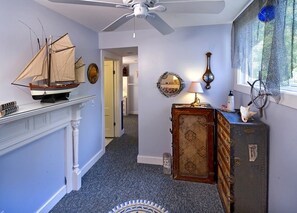 Dreibettzimmer (Captain's Nook) | Wohnbereich | Fernseher