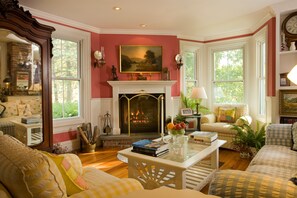Lobby sitting area - The Harbour Cottage Inn (Southwest Harbor)