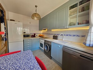 Réfrigérateur, micro-ondes, four, lave-vaisselle