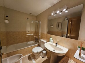 Ducha y bañera combinadas, secador de pelo, bidé y toallas