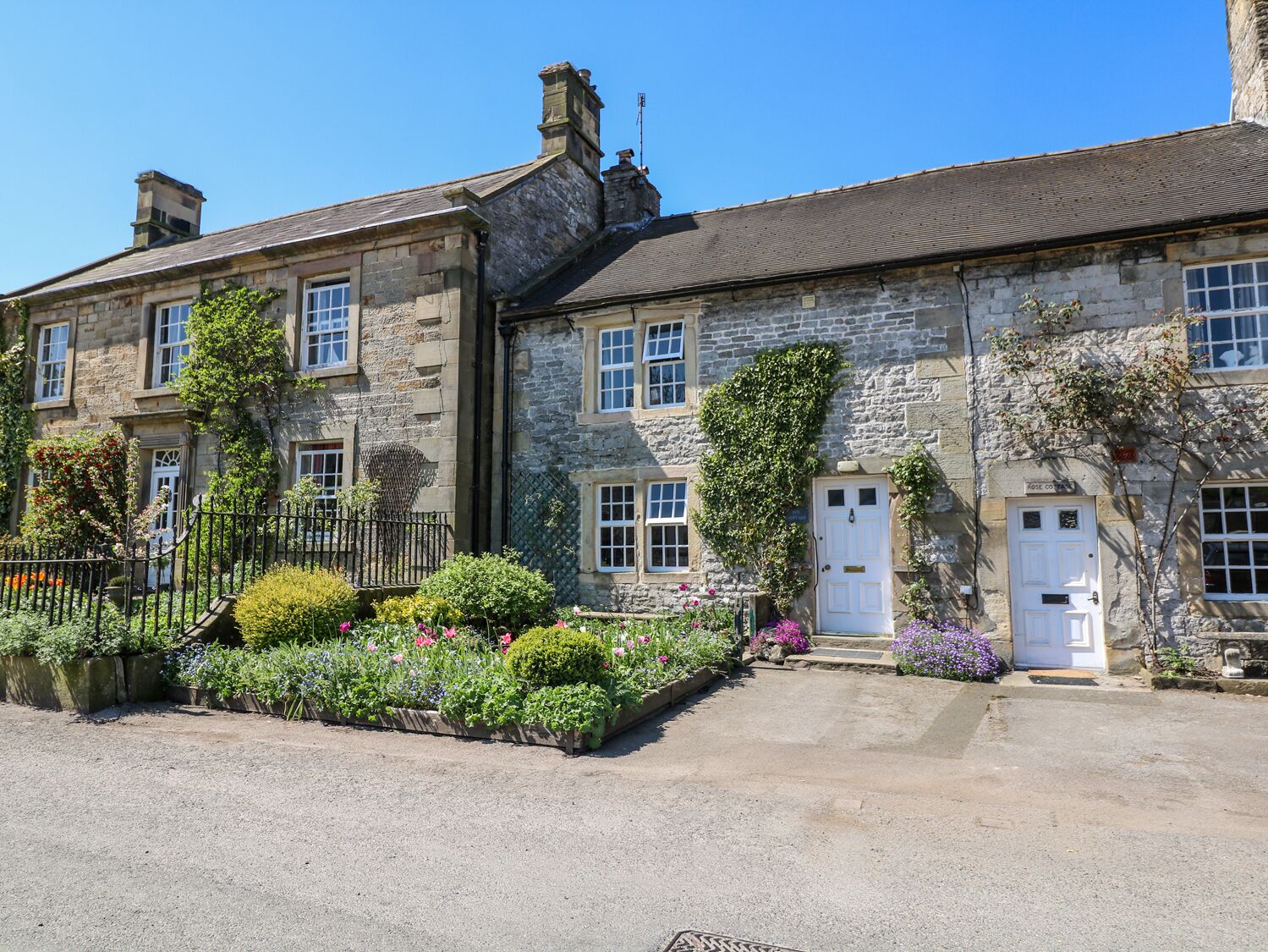 IVY COTTAGE, pet friendly, with open fire in Hartington