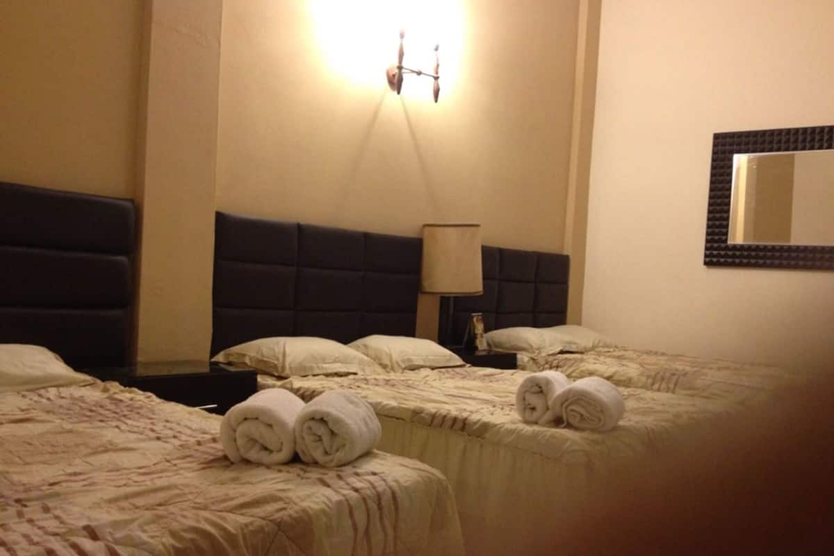Habitación triple urbana | Escritorio, wifi gratis, ropa de cama y acceso para silla de ruedas