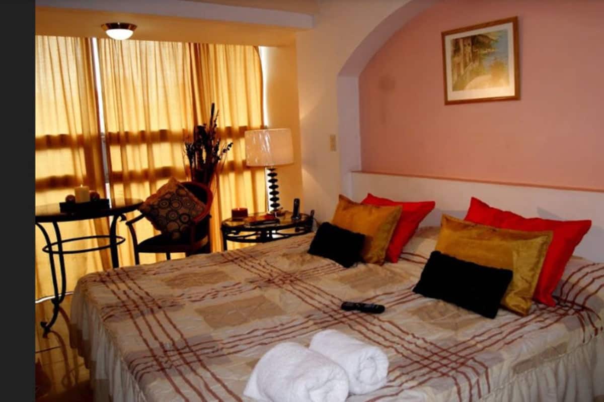Habitación doble superior, 2 camas matrimoniales | Escritorio, wifi gratis, ropa de cama y acceso para silla de ruedas