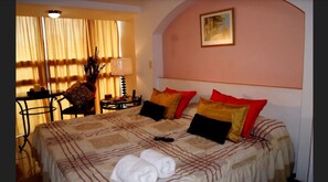 高级双人房, 2 张双人床 | 办公桌、免费 WiFi、床单、轮椅无障碍