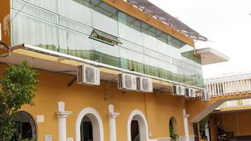 Vista frontal de la propiedad