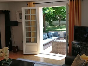 Smart-tv, een open haard, videospelletjes en een dvd-speler