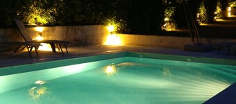 Only 250m from the sea, villa with air-conditioning and private, heated pool  