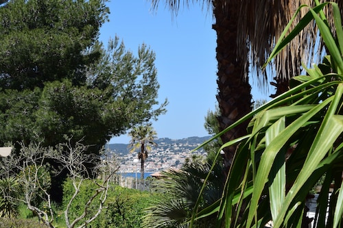 Only 250m from the sea, villa with air-conditioning and private, heated pool  