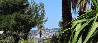 Only 250m from the sea, villa with air-conditioning and private, heated pool  