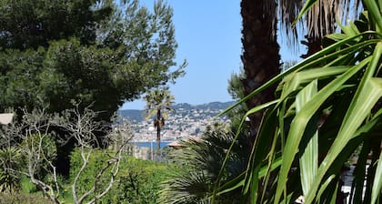 Only 250m from the sea, villa with air-conditioning and private, heated pool