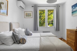 3 bedrooms, in-room safe, desk, iron/ironing board - Only 250m from the sea, villa with air-conditioning and private, heated pool (Sanary-Sur-Mer)