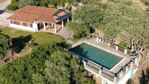 An aerial view of a house with a swimming pool, surrounded by trees and a garden. - Splendid independent Villa surrounded by Sardinian nature (Putifigari)