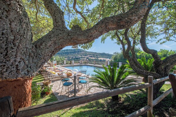 Outdoor dining - Splendid independent Villa surrounded by Sardinian nature (Putifigari)