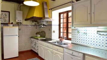 Een koelkast, een microgolfoven, een oven, een kookplaat