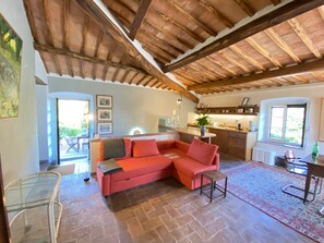 Een smart-tv, boeken en een stereo