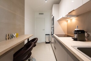 Køleskab, mikrobølgeovn, ovn, kogeplade