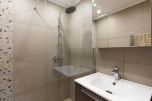 Badewanne, Haartrockner, Handtücher, Seife