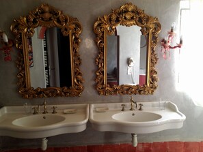 Combined shower/bathtub, jetted bath, hair dryer, towels