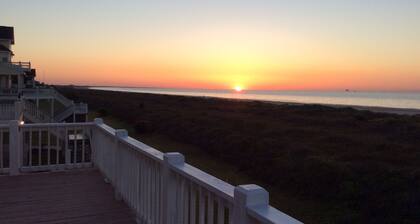 !!Golden Opportunity !! Gated Community, Beach Front! Awesome Beach Front Views