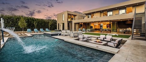 Alberca al aire libre y alberca climatizada