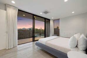 7 Schlafzimmer, Schreibtisch, Bügeleisen/Bügelbrett, Reisekinderbett