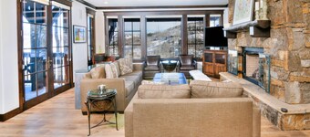 Direct Ski In-Ski Out Luxury Condo