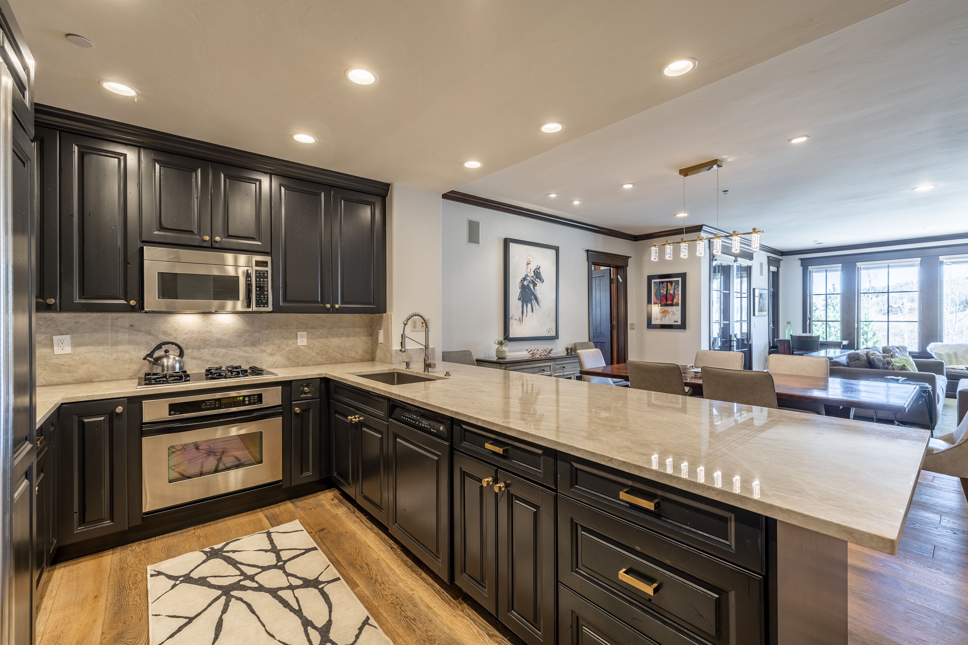 Firelight Lodge:  4 Bedroom Direct Ski In-Ski Out w Majestic Mtn Views 