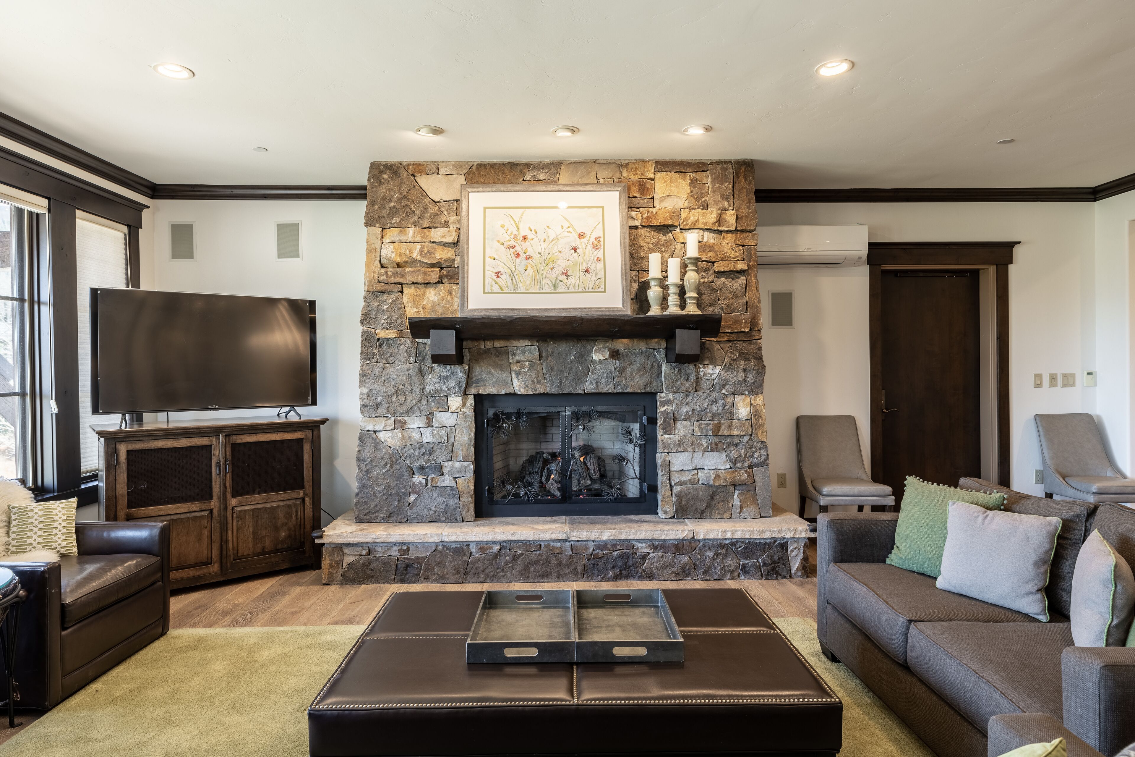 Firelight Lodge:  4 Bedroom Direct Ski In-Ski Out w Majestic Mtn Views 