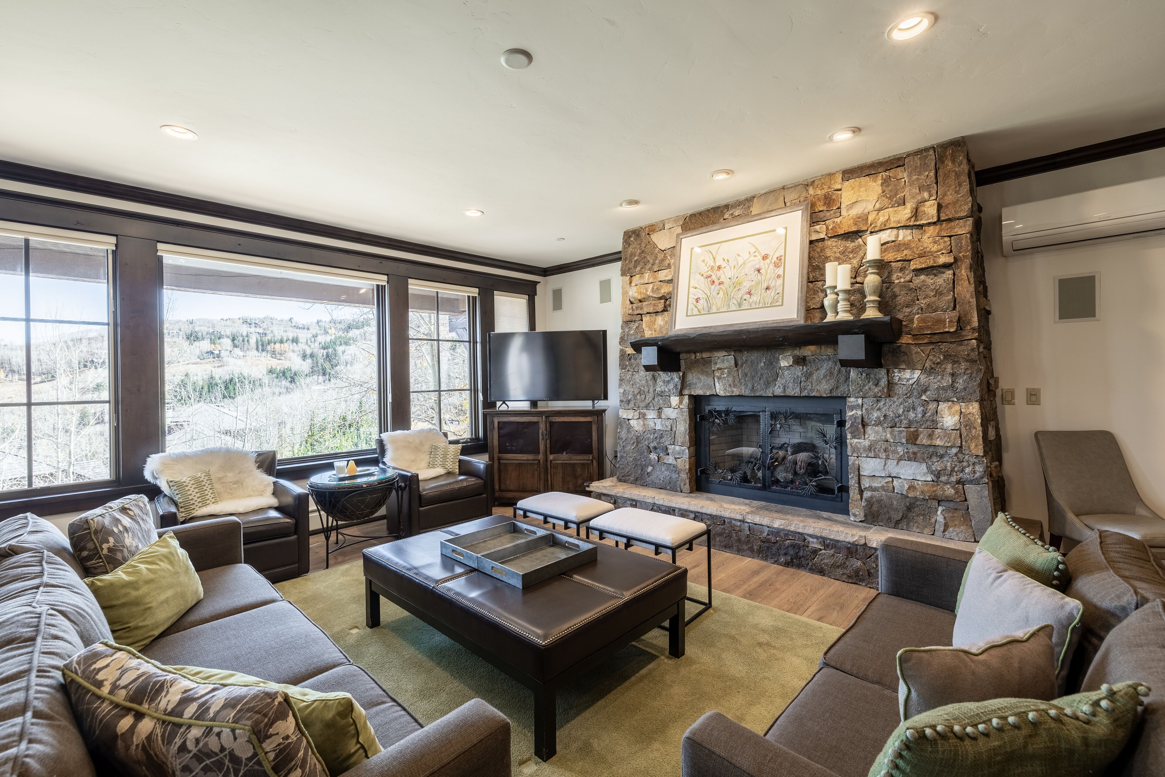 Firelight Lodge:  4 Bedroom Direct Ski In-Ski Out w Majestic Mtn Views 