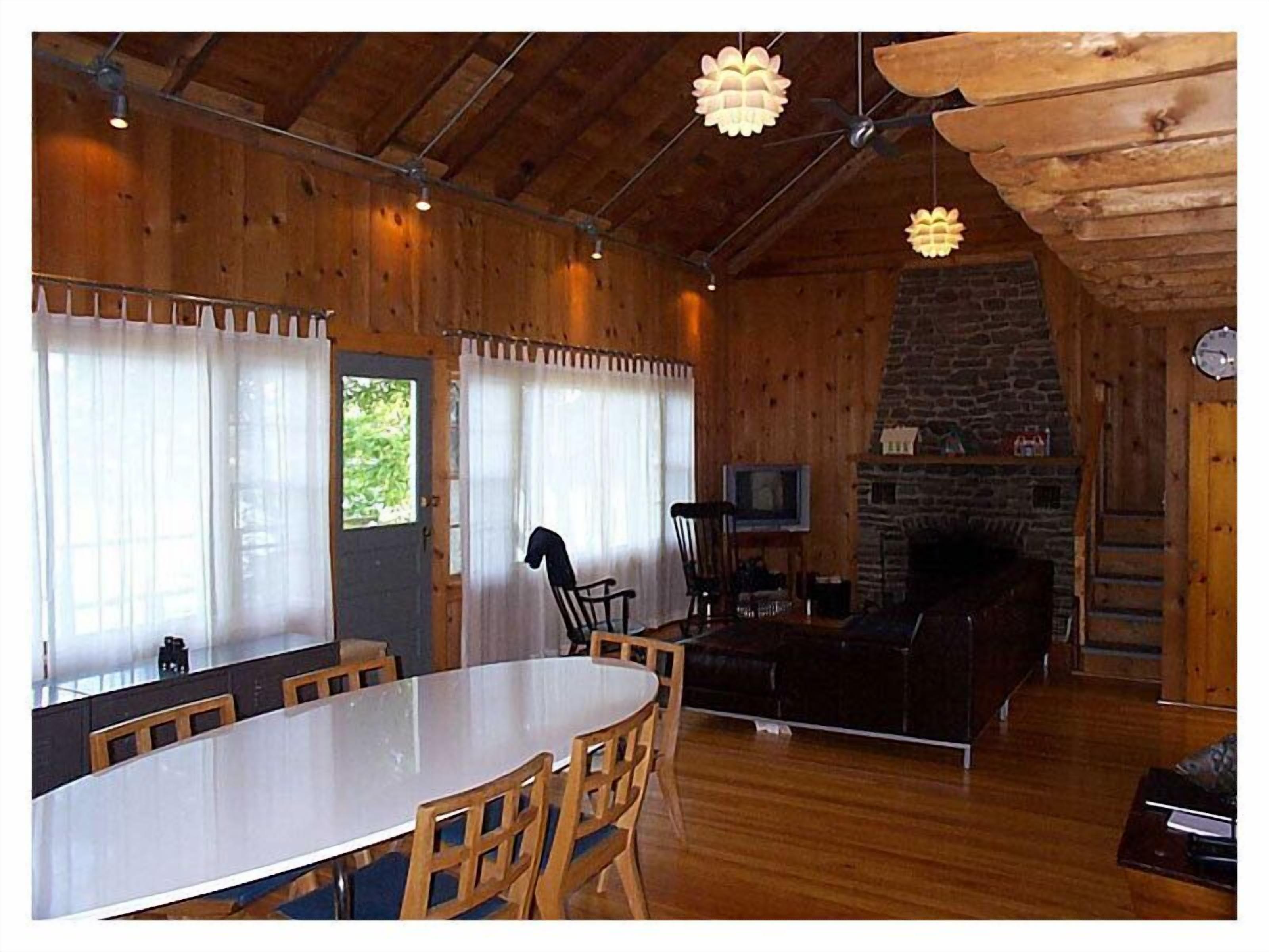 Lakefront Cottage - Incredible summer vacation