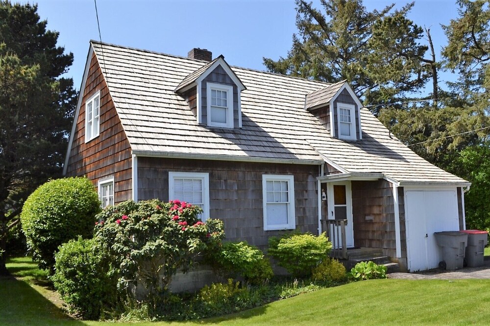Simply Adorable Beach House - Sleeps 9, Near Beach & Town