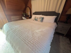 3 bedrooms, free WiFi, bed sheets - Simply Adorable Beach House - Sleeps 9, Near Beach & Town (Seaside)