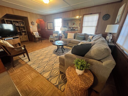 Simply Adorable Beach House - Sleeps 9, Near Beach & Town