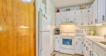 2 Bed 2 Bath Close to Town Spectacular Views Paved Covered Parking WIFI