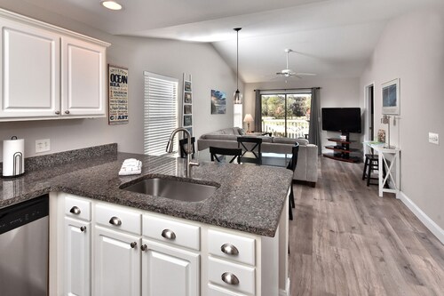 Amazing Golf & Lake View in True Blue -Professionally Cleaned