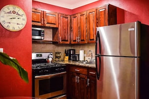 Deluxe Apartment, 1 Queen Bed, Kitchen | Iron/ironing board, free WiFi